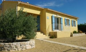 Gîte "La Maison de Mélanie" vue extérieure avec son olivier