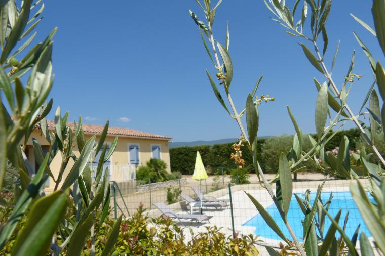 Gîte "La Maison de Mélanie" vue extérieure avec la piscine