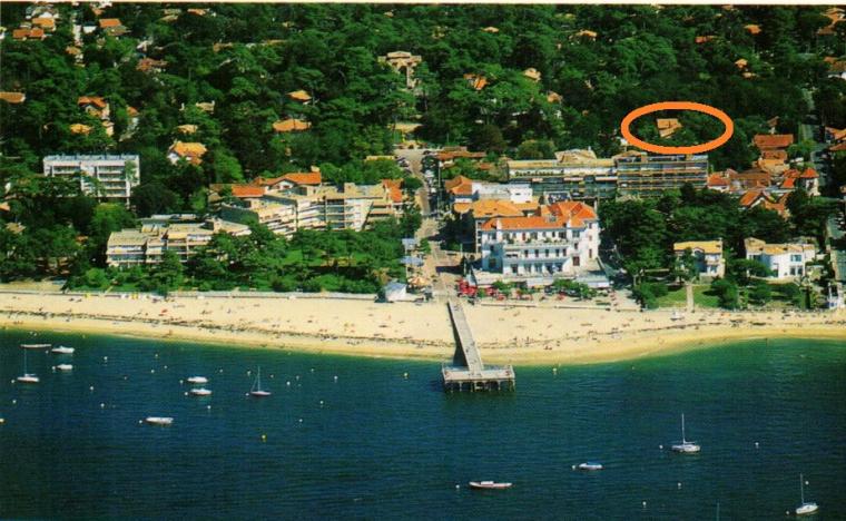 VUE AERIENNE la villa dans son jardin est entourée d'un ovale orange