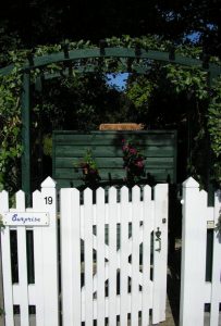 un brise vue, côté rue , préserve l'intimité de votre jardin