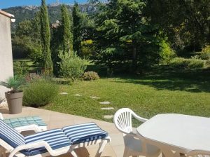 Ĺa terrasse et vue exceptionnelle sur le massif de La Sainte Baume.