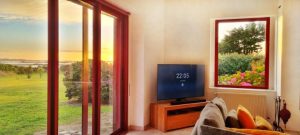 Le salon capte les couleurs du soleil couchant sur la baie de Kermagen