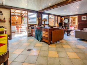 L'espace de vie intérieur: cuisine ouverte sur le salon et sur la terrasse.