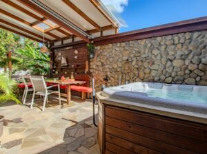 Jaden kreyol Le spa et son toit découvrable pour se protéger de la pluie ou du soleil, ou pour admirer les étoiles depuis le spa.