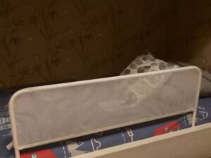 Protection bébé amovible (rangée sous le lit)