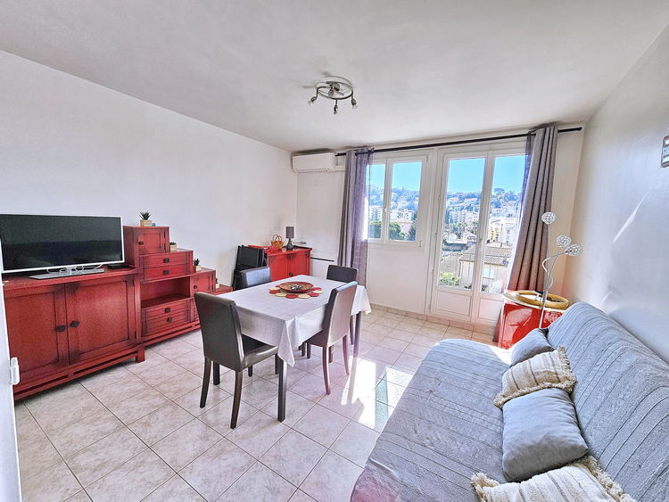 Séjour avec clim et petit balcon avec vue dégagée