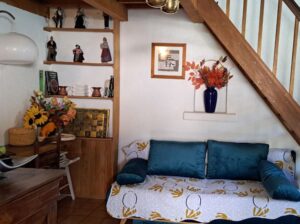 Salon avec canapé et son coin bureau.