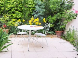 Terrasse fleuri et privé.