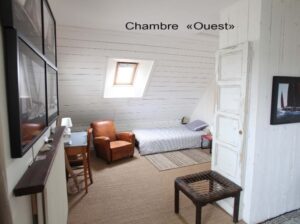 Chambre "Ouest" 1 couchage King size (180cm) + 1 couchage 1 personne (90cm). Salle de bain / WC privés.