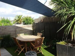 Jardin privatif accessible par baies vitrées coulissantes, salon de jardin et 2 transats "bain de soleil"