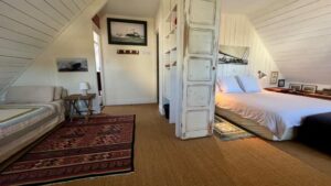 Chambre "Ouest" 1 couchage King size (180cm) + 1 couchage 1 personne (90cm). Salle de bain / WC privés.