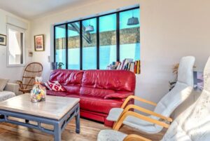 salon avec vue sur la piscine 