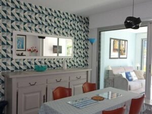 Pièce de vie avec cuisine américaine, et salon attenant