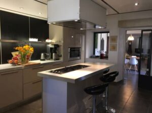 cuisine équipée ilot centrale plaque gaz