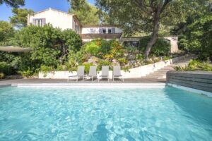 "LA VISTA LE BEAUSSET", vue de la piscine