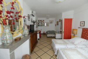 Chambre blanche côté bibliothèque