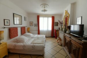 Chambre blanche côté fenêtre