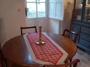 Le séjour avec vue sur cour d'un côté et vue sur la Place du Vieux Marché de l'autre