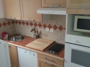 cuisine séparée super équipée, fenêtre vue colline, Ouest.