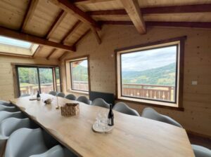 Salle à manger, vue sur la vallée, 15 personnes