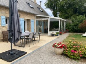 Table, chaises et parasol, barbecue