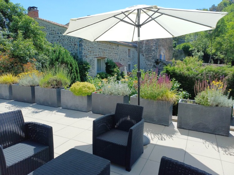 terrasse et jardin du gite le prieuré à Montaigut le blanc puy de dôme