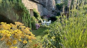 le jardin est fleuri et calme pour vous reposer pendant vos vacances
