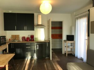 chambre-studio Orange. Vue cuisine et accès salle d'eau privative.