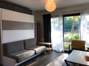 Réel lit queen size escamotable en canapé 3 places.