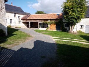 Gite le Guimapé , construction de pierres de tuffeaux ainsi que de bois .