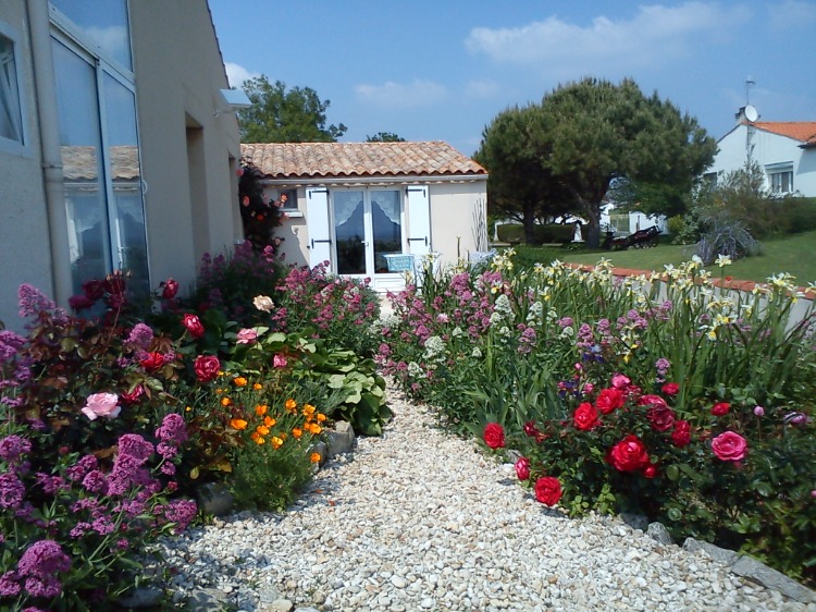 vue coté terrasse et coin jardin privatif