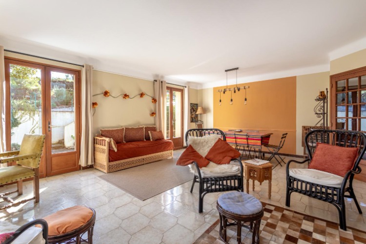 grande pièce de vie lumineuse donnant sur terrasse et jardin