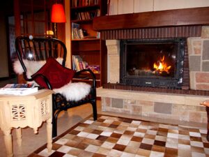 le coin cheminée du salon complète la clim réversible