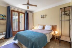 chambre côté jardin avec lit Queen size , rangements et occultation