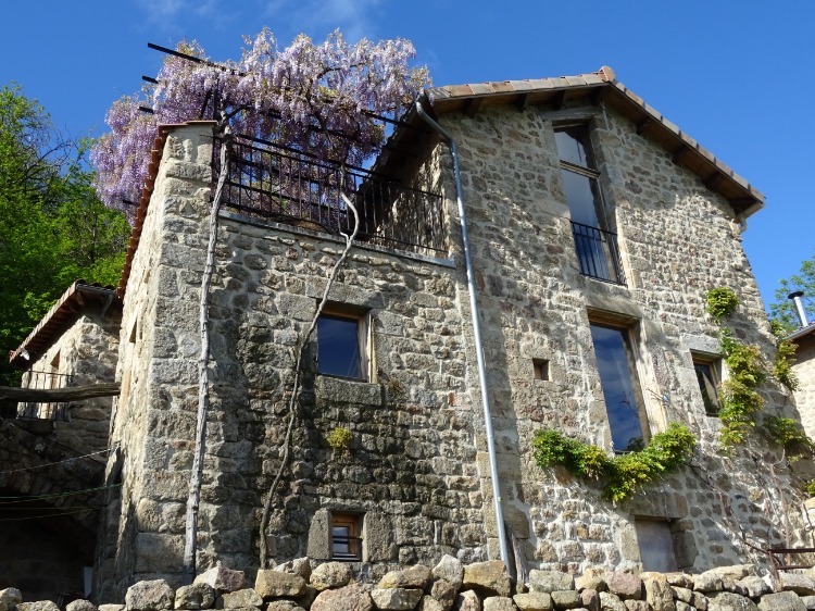 Façade Sud du gîte de Chapelèche Les Glycines