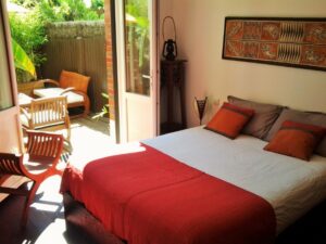 la chambre ouverte sur la terrasse , équipée de grands placards de rangement un salon de jardin pour vos petits déjeuners