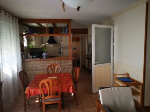 Vue (1) sur la salle à manger - cuisine