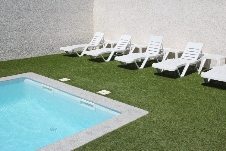 Espace Bien être et détente avec piscine et bains de soleil à partager