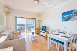 Spacieux salon-salle à manger avec grand balcon donnant sur la mer et la rivière. Et canapé-lit pour invités supplémentaires