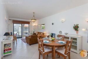 Grand salon-salle à manger avec balcon orienté sud. Climatisation.