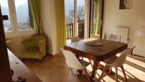 Salle à manger avec accès balcon