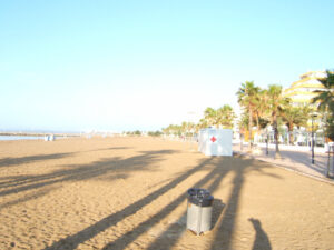Plage de sable fin,en partie dallée pour poussettes,fauteuils,skates...