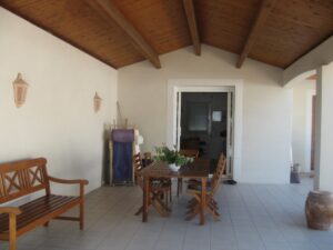 le préau dans le prolongement de l'allée sud