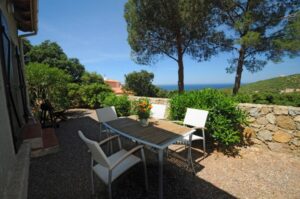 La terrasse gravillonnée, son mobilier de jardin et sa vue mer