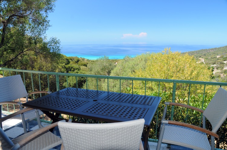 Vue panoramique sur mer depuis la terrasse et son salon de jardin