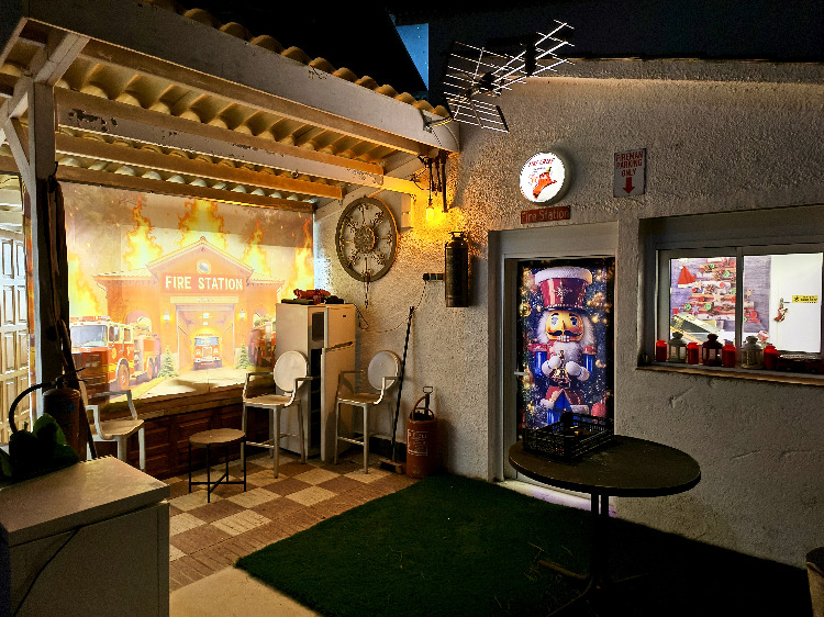ENTRÉE DE LA FIRE STATION A NOËL