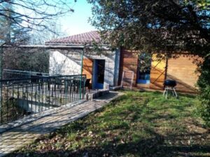 Terrasse avec accès à la piscine