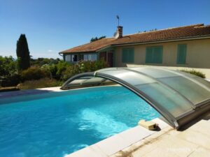 PISCINE PRIVATISEE AVEC ABRI REPLIE A MOITIE