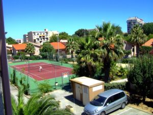 Vue sur le tennis