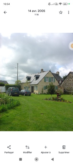 Vue de la maison individuelle côté route, jardin entièrement clos.